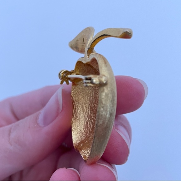 Vintage Heavy Gold Tone Autumn Fall Cottage Core Designer Apple Pin / Brooch - Picture 5 of 8